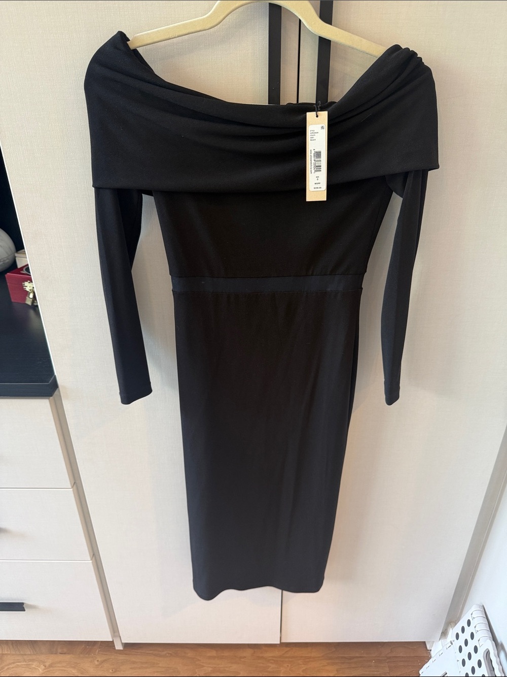 Alice + Olivia Black Off-Shoulder Long Sleeve Midi Dress